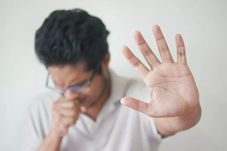 alergia primaveral hombre lentes tosiendo mano